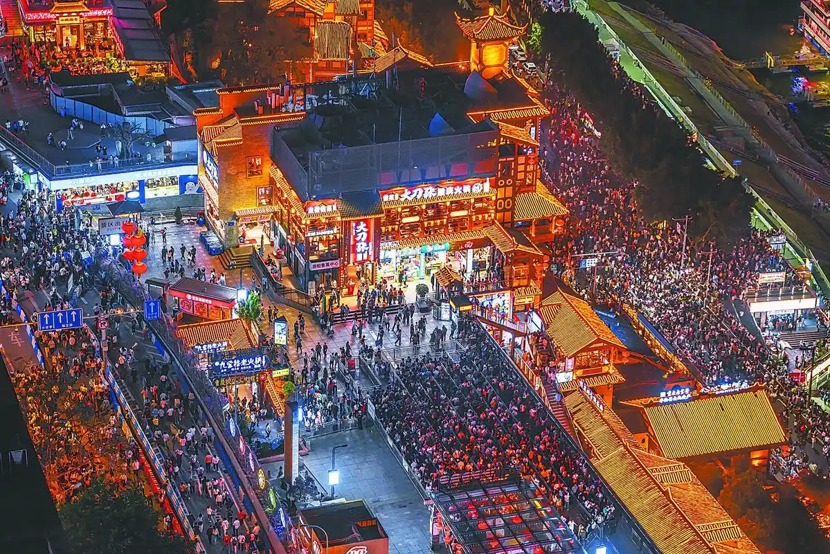 援引中国文旅部数据报道称,2023年"五一"假期,全国国内旅游出游合计2