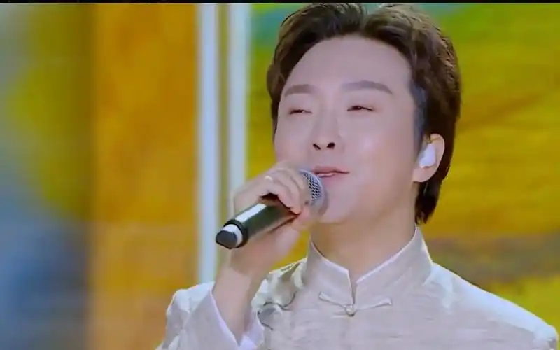 李玉刚舞台大气演唱《万疆》,唱尽国家情