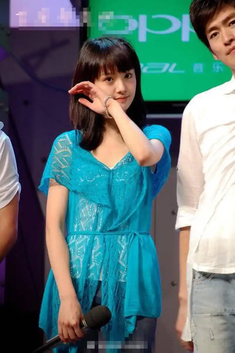 不过最让人难忘的就是刚刚出道时的她,郑爽刚刚出道时还是给人一种