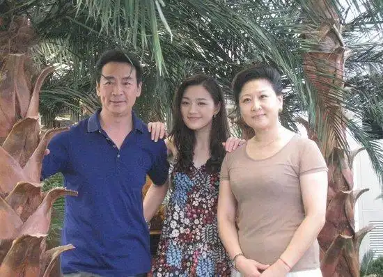 64岁寇振海全家近照曝光 小21岁妻子貌美如花(图)