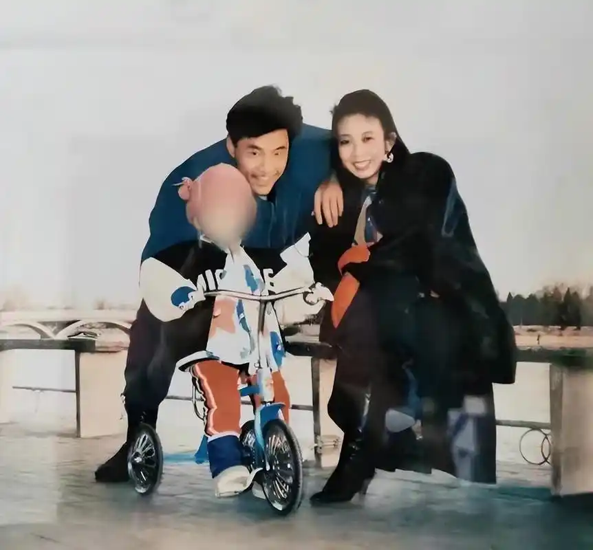 王玉苓给老于家添了个大孙子,全家人沉浸在喜悦中,唯独于荣光觉得有点