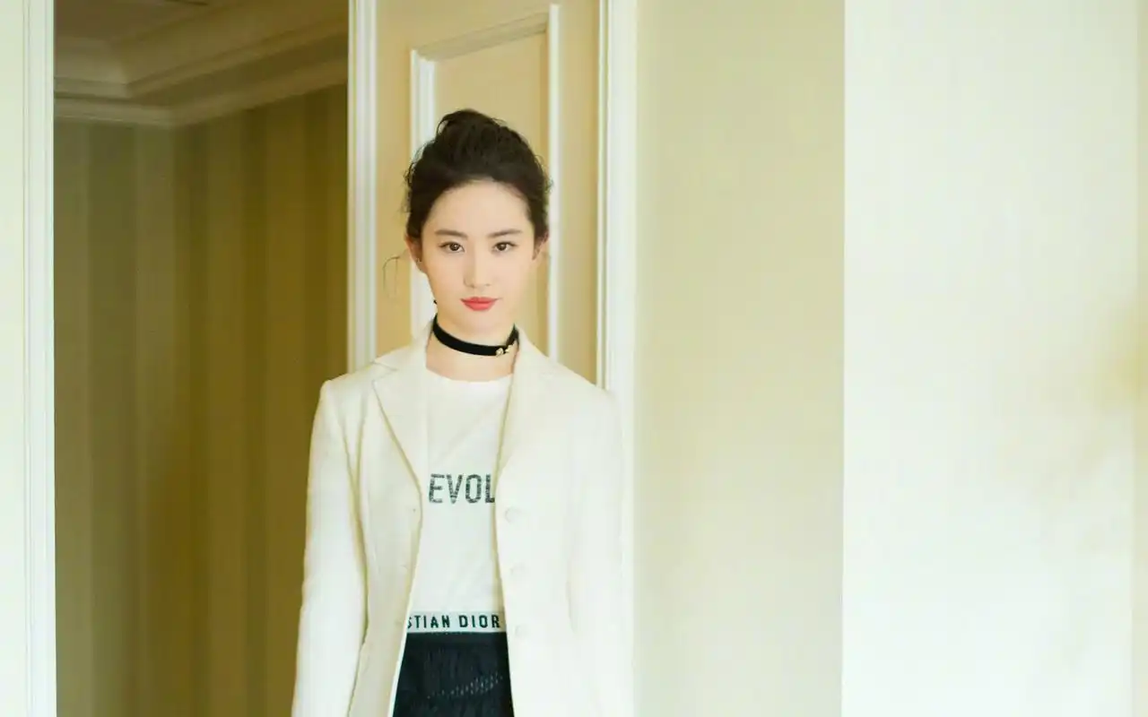 刘亦菲丸子头清纯养眼写真桌面壁纸