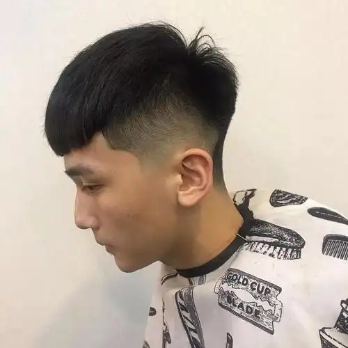 "凯撒式短发"让你帅气满分_发型