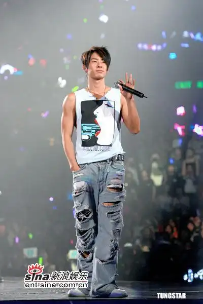 图文f4演唱会圆满结束吴建豪一身休闲打扮