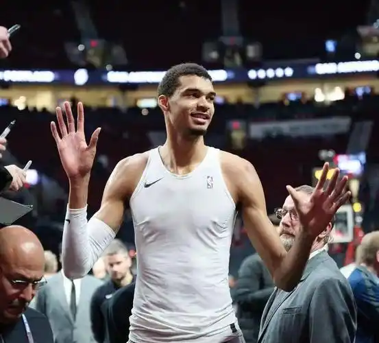 文亚马的身高使他成为天生的顶框保护者和篮板手.