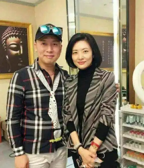 50岁周涛前任与现任丈夫对比简直天壤之别网友称其还好离得早