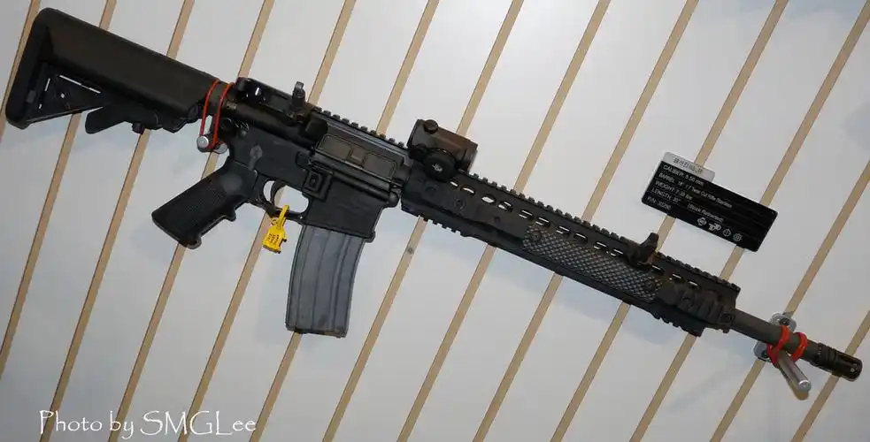 今年流行侧放瞄准,骑士公司也没有放过机会下面是sr-15(也是ar15的)sr