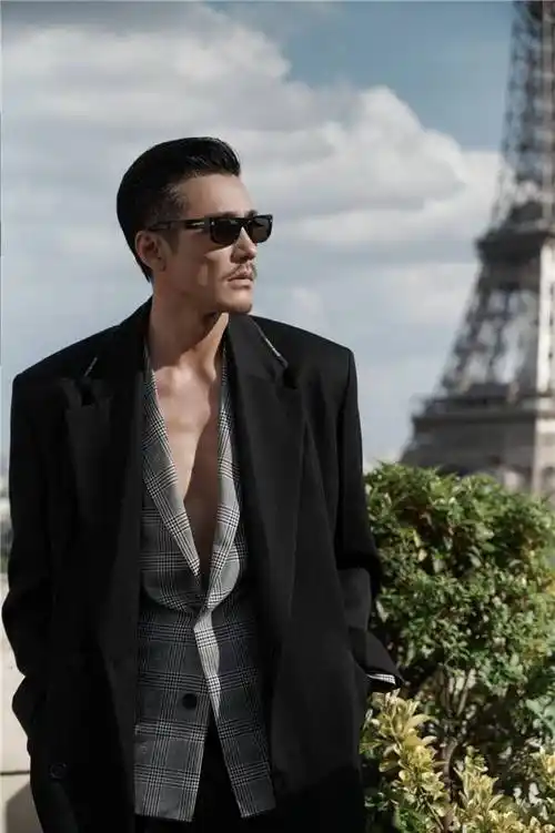 胡兵巴黎时装周52岁生图超绝惊艳众人 演绎东方荷尔蒙_纪梵希_黑色