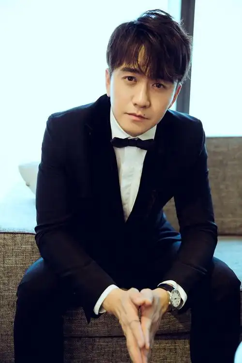 翟天临近期时尚造型大盘点 轻松驾驭正装穿出自我风格__凤凰网