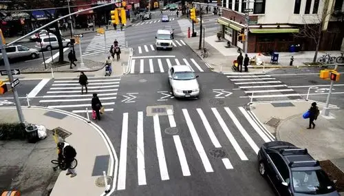 美国城市道路交叉口采用的小转弯半径