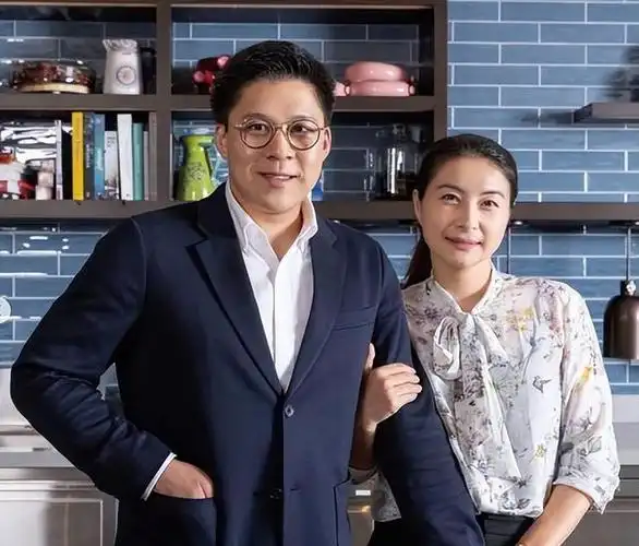 霍启刚一家五口现身音乐会!郭晶晶与路人合照,滤镜强大到认不出