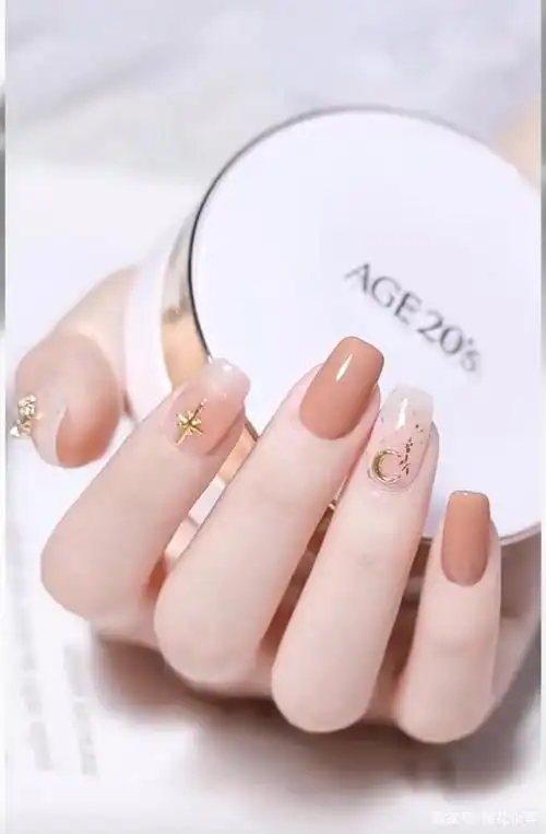 清新淡雅的裸色系美甲