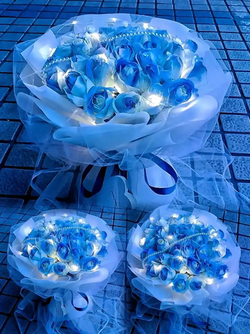 碎冰蓝玫瑰 #情人节花束推荐 没有女孩子能拒绝天空和大海颜 - 抖音