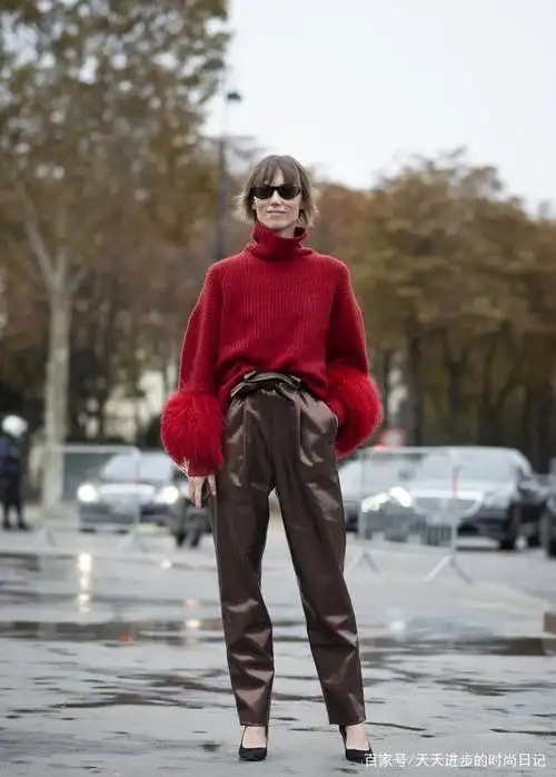 红色的最佳颜色搭配是什么?黑色白色或蓝色都不错,洋气又明媚