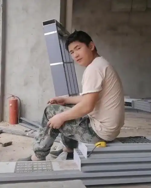 快乐星球主演金刚退圈后现状凄惨网友晒视频曝其在工地打工