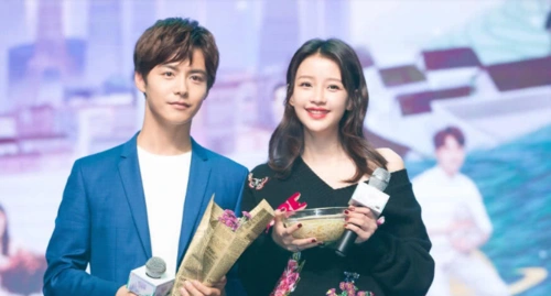 孙怡嫌衣服领太小,使劲往下扯!网友:眼皮跟"刀砍"的一样!