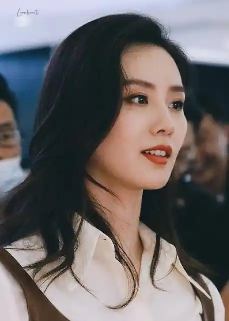 刘诗诗自拍,却忘p镜中的自己,原来这才是33岁最真实的样子_镜子_时候