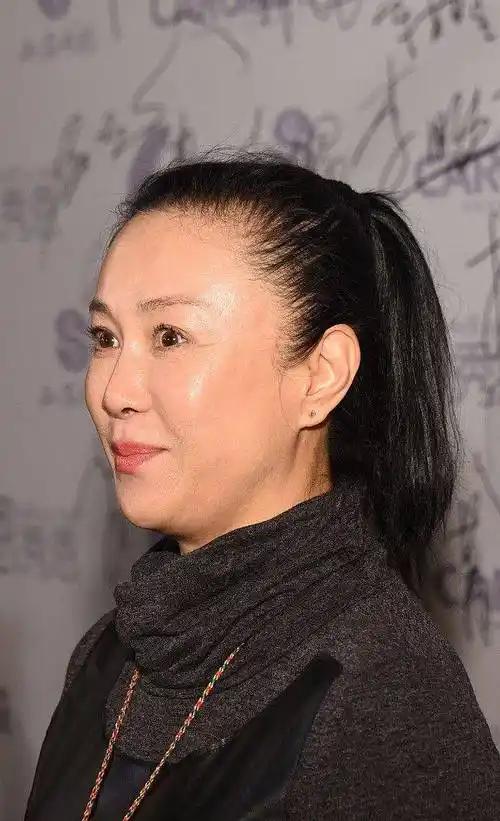 原创傅艺伟老了是不一样!鱼尾纹明显脸上变化大,网友:原生态脸真实