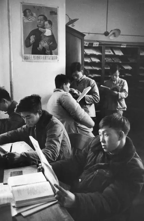 老照片1955年北京大学图书馆座无虚席的阅览室