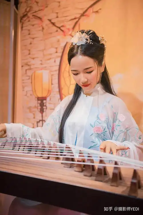 中秋佳节汉服古筝赴君子之约