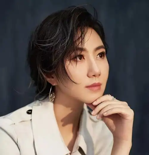 经历婚姻的失败,她没有陷在埋怨的深渊里,反而考上了中国传媒大学的