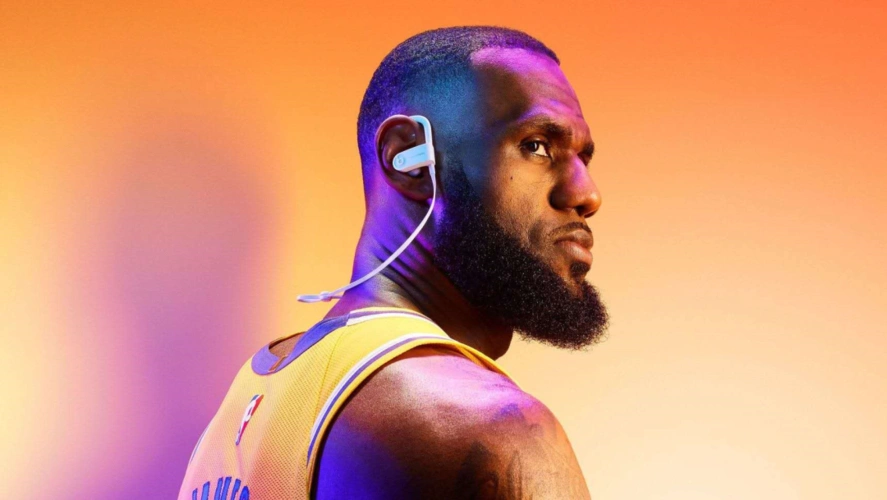 今日份壁纸|勒布朗詹姆斯,不只是篮球运动员