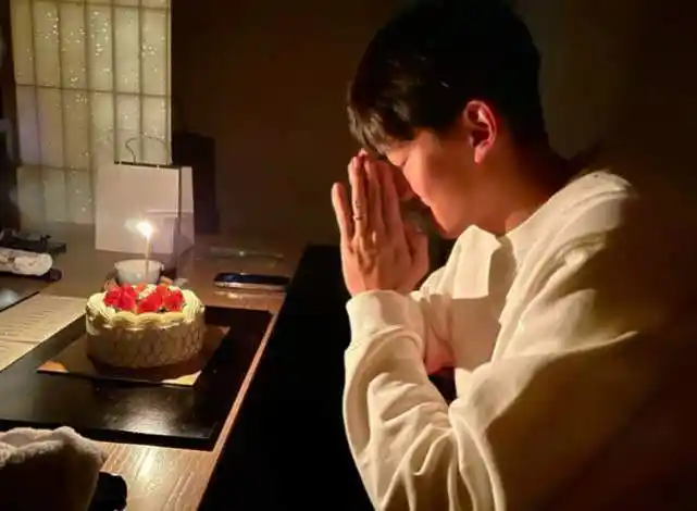 1月28日是颜骏凌32岁生日,当天深夜颜骏凌晒出了庆生许愿时的照片