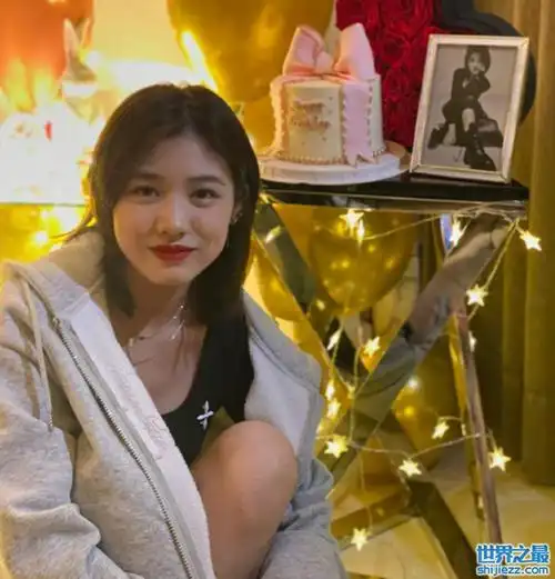 小苹果16岁生日,3个蛋糕配红玫瑰,亲妈葛荟婕没表态