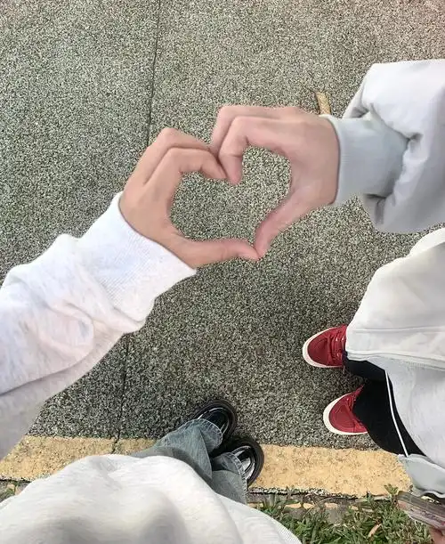 比心图片  比心是一种用手势表达爱意和友谊的温馨方式,它跨越语言的