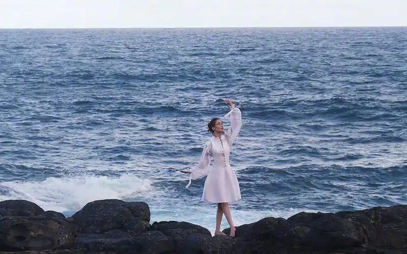 李沁海边仙气唯美高清桌面壁纸