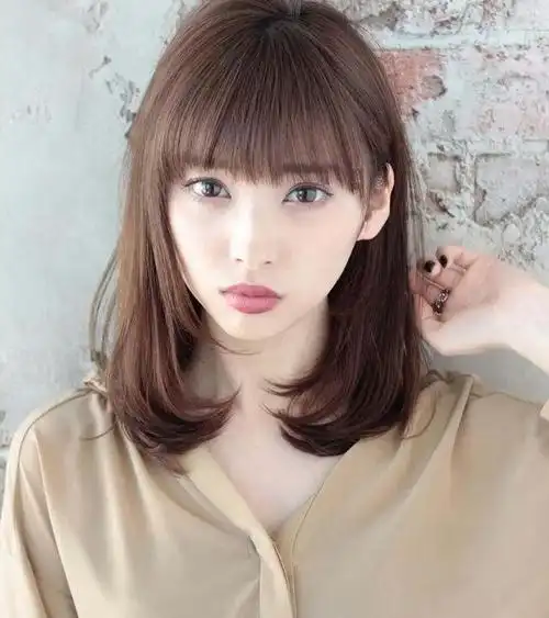 齐肩的中长发是最有女人味的发型,直发清纯卷发风情,染不染颜色和自己