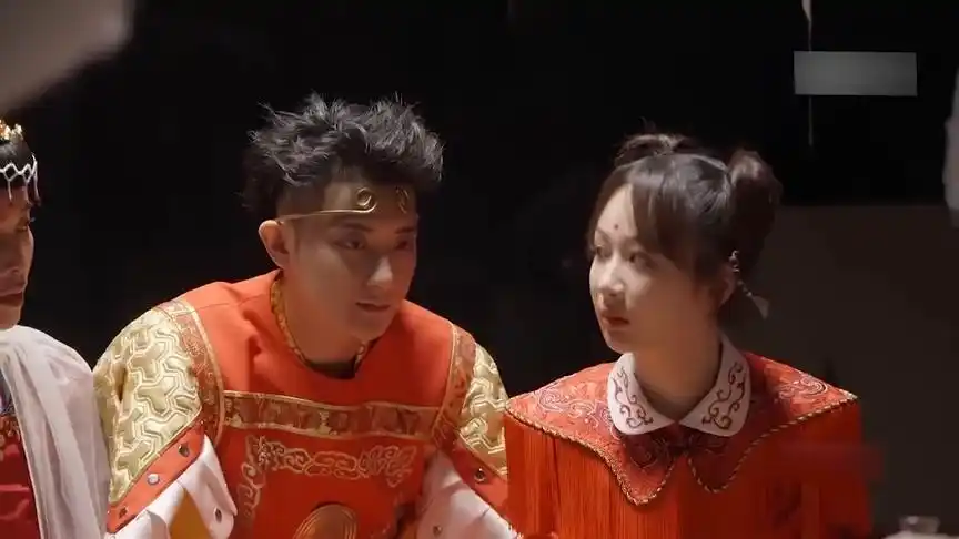 黄子韬太宠杨紫!突然停电小紫太害怕,子韬:别怕我就是你的阳光