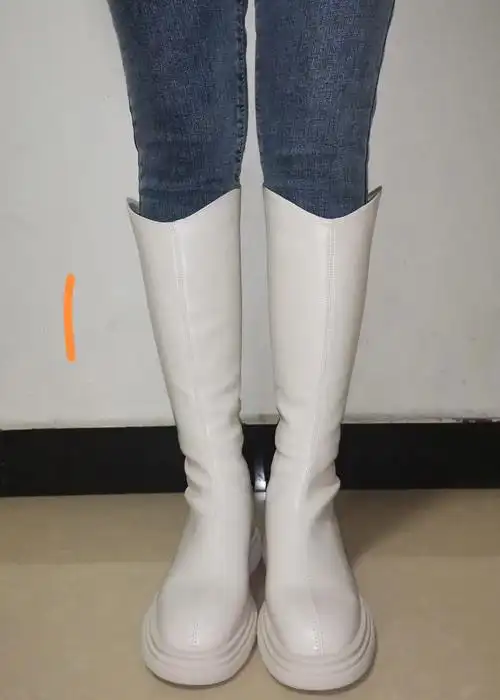 白色v口长筒靴