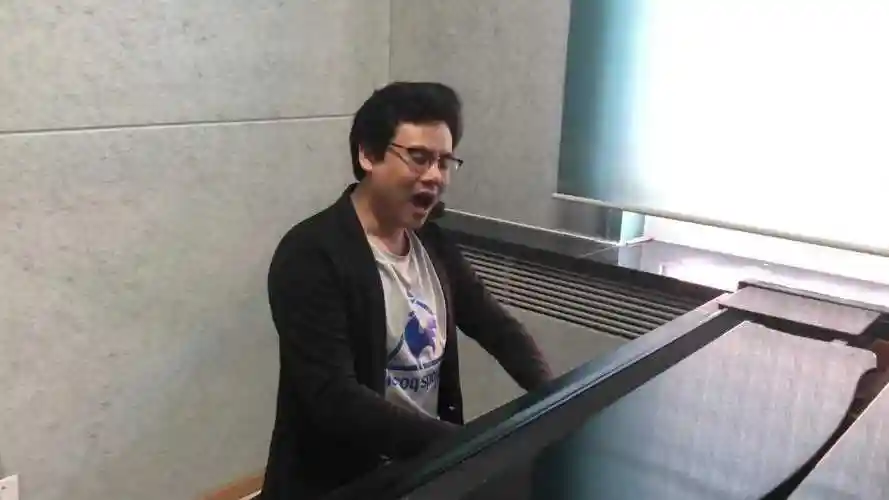 男高音歌唱家杨阳自弹自唱 《我用所有报答爱》
