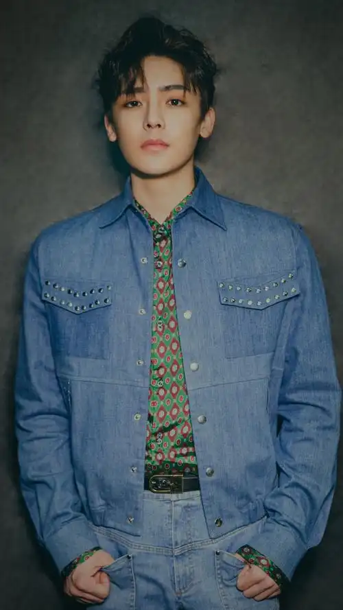 小鲜肉黄明昊手机壁纸图片