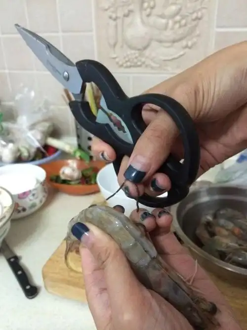 虾洗净留头,用剪刀从虾头至虾尾将虾背剪开,用