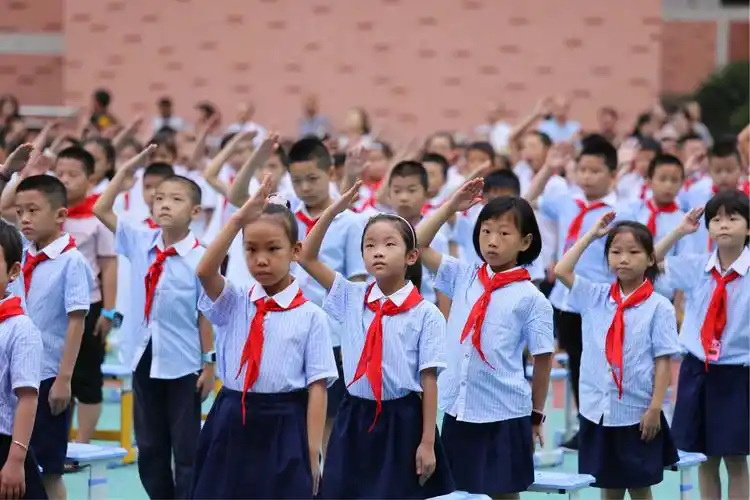 少先队员行队礼