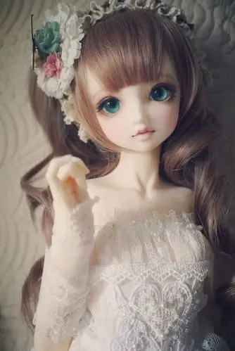 小侄女搂住娃娃不撒手,这就是芭比娃娃的魅力,女孩年少时的公主梦