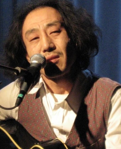 赵已然弟弟赵牧阳是一名鼓手,参与窦唯,许巍,张楚合作,被誉为"西北鼓