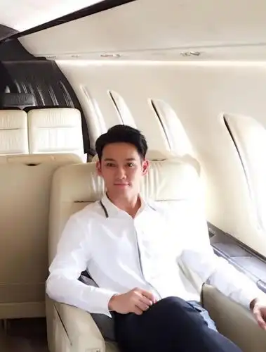 赵雅芝一家出行小儿子颜值抢镜遗传妈妈女神基因贵族感十足