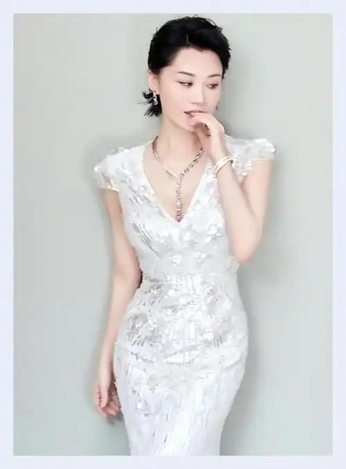 越老越欲?其实高清镜头下的许晴并不年轻,皮肤坑坑洼洼痘印多