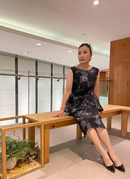 汪明荃真是人老心不老,印花衬衫配半身裙,不像72岁