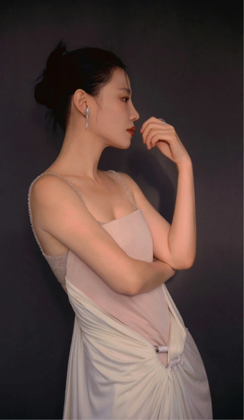 谭卓高定首穿成国内第一吊带外像裹床单不显身材却别具一格