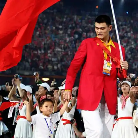 图巨人卡里与姚明合照小巨人yaoming身高略胜一筹