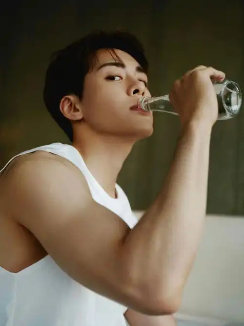 万万没想到曾舜晞脱了衣服也是肌肉猛男,难怪他能飞升《临江仙》男