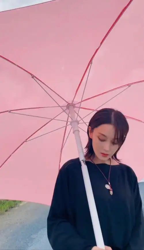 张馨予又变回短发了手拿粉红大伞眼神很到位姐姐气质真绝了