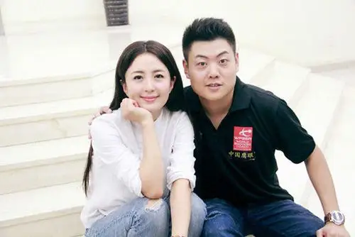 照片中39岁的杨童舒身着简约清新白衬衣,皮肤白嫩笑容甜美似少女,与