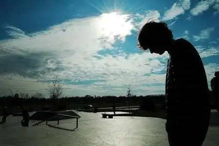 qq皮肤男生背影伤感