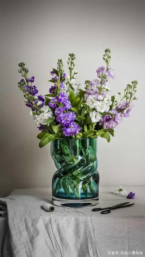 花瓶的高度,与插花展示在花瓶外的高度相当