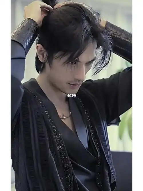 日系男士发型可扎可批下来帅气 武土头武士头男生长头发的样子也很